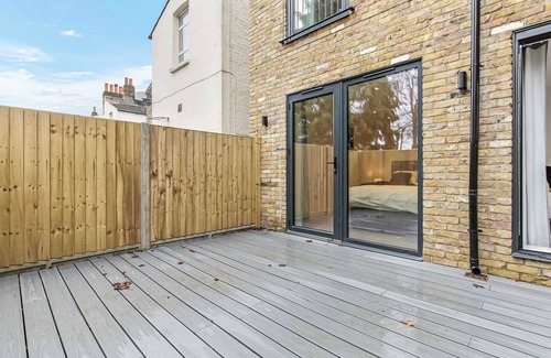 Addiscombe Apartment | Modern 3 Bedroom Stay, Patio, East Croydon