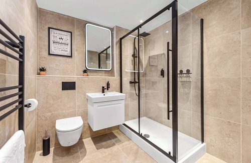 Addiscombe Apartment | Modern 3 Bedroom Stay, Patio, East Croydon