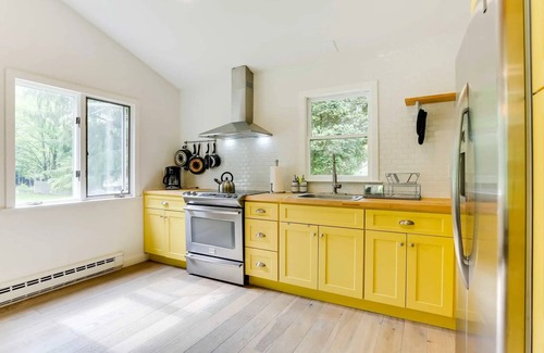 Monticello House | Modern 3-bedroom cabin with Hot Tub and Private Pond