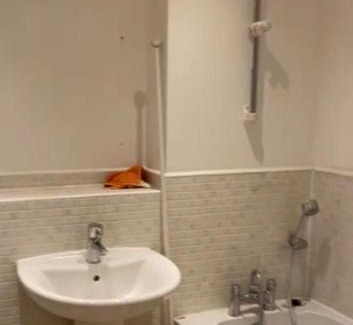 Darwin House | Modern 3-Bedroom Home 3 Minutes from Biggin Hill Airport - Secure Gated Community