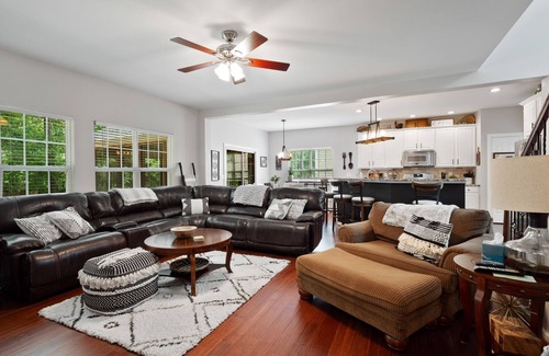 Concord House | Modern 3 Bedroom Home w/Gorgeous outside patio!