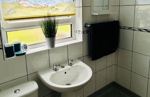 Glasgow House | Modern 3 bedroom house with private parking, modern kitchen and easy access around Glasgow