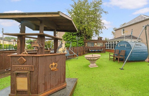 Rutherglen House | Modern 3 bedroom house with private parking, modern kitchen and easy access around Glasgow