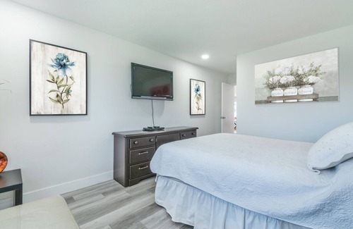 Tamarac House | Modern 3 bedroom House for 8 Guest + Pool
