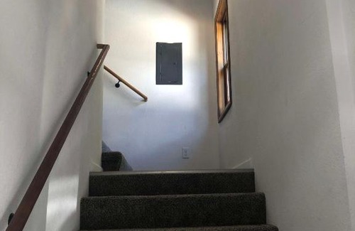Des Moines Apartment | Modern 3 Bedroom near downtown w yard