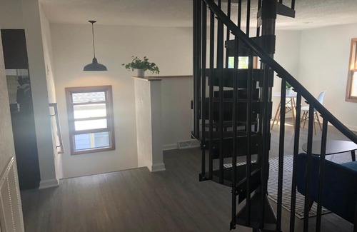 Des Moines Apartment | Modern 3 Bedroom near downtown w yard