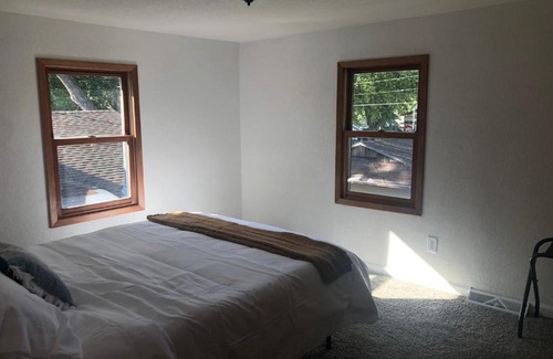 Des Moines Apartment | Modern 3 Bedroom near downtown w yard