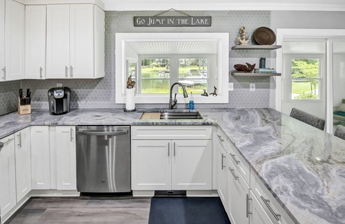Chapin House | Modern 3-Bedroom on a Quiet Cove in Chapin