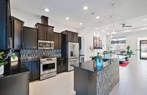 Jefferson Villa | Modern 3-Bedroom Villa Retreat in Omaha – Elegance & Convenience Combined