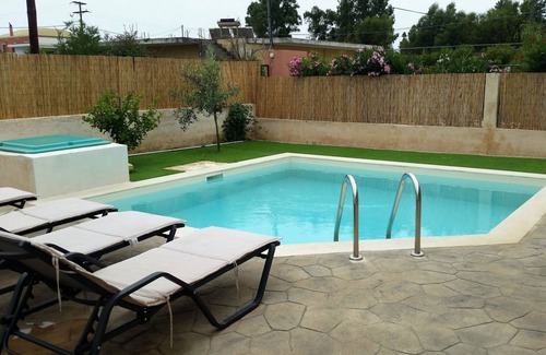 Ag. Georgios Villa | Modern 3 bedroom villa with pool