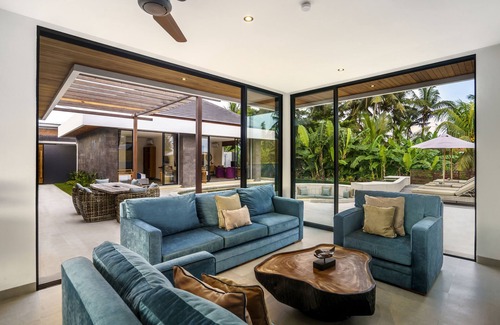 Peliatan Villa | Modern 3-bedroom villa with pool between rice paddies and jungle