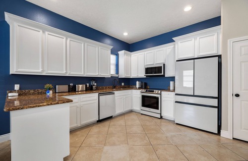 Cloverleaf House | Modern 3 Bedroom with Tons of Games, Pool Table, Ping Pong, 85" TV, BBQ, & More