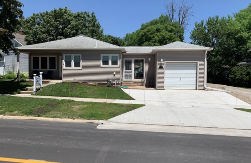 Clear Lake House | Modern 3-BR Downtown Retreat – Walk to City Beach, Dining, Shops & Nightlife