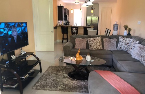 IronShore Estates Apartment | Modern 3 Bdrm - 3 1/2 Bath Apt. - Beach Pass/Pool/Gym/Wifi/Cable/Security/Gated