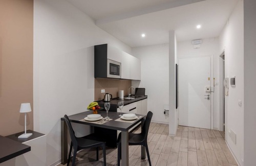 Padova House | Modern 35 sqm studio apartment, perfect for 2 people, located on the third floor of a building with a lift. The apartment is in a strategic position, just 4 minutes walk from the train station and 11 minutes walk from the Scrovegli Chapel, where you can