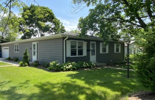St. Charles House | Modern 3B/2B King Bed Saint Charles IL