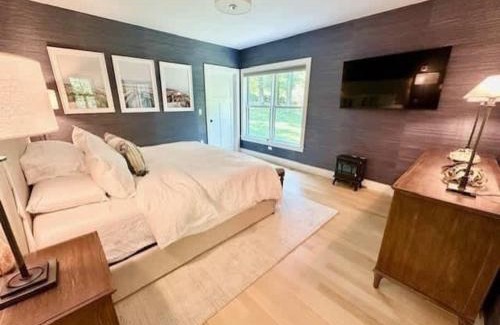 Adamsville House | Modern 3b3b Country House and Barn on quiet road