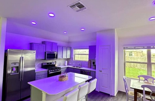 Del Valle House | Modern 3BR Home Sleeps 10 Pool Near COTA & Austin