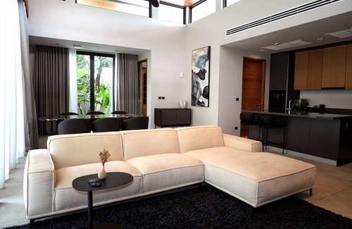 Si Sunthon House | Modern 3BR Loft II Villa Private Pool Botanica