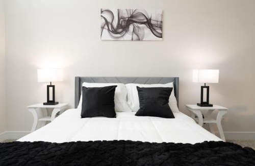 Bronzeville Apartment | Modern 3BR Stay Near DT CHI