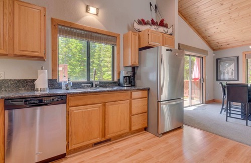 Talmont Cabin | Modern 3BR Tahoe Cabin w/Hot Tub