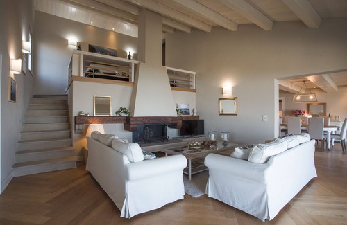 San Feliciano Villa | Modern 3BR villa with private pool, walk to town