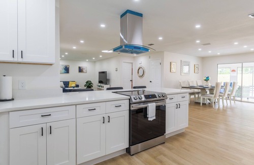 Orlando House | Modern 4 Bed 2 Bath home with a pool, King bed sleeps 10 in Orlando close to UCF