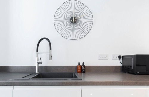 Cheltenham House | Modern 4 Bed 3 Bath Home Close to the Town Centre