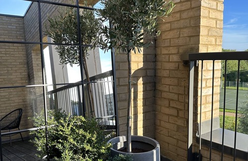 Trumpington House | Modern 4 Bedroom, 4 Floor, Cambridge Property - Sleeps 10 with private parking.