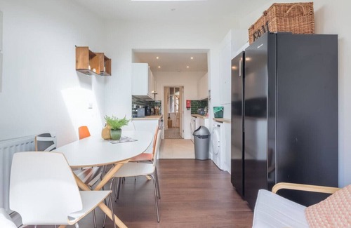 Cambridge House | Modern 4-Bedroom Detached Home in Central Cambridg