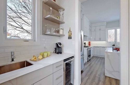 Brooklin House | Modern 4 Bedroom Home Great for Photoshoots and Small Events