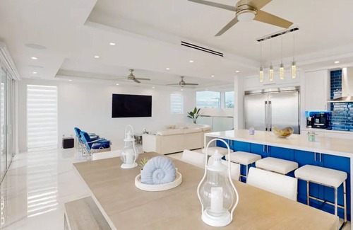Key Largo House | Modern 4 bedroom Keys home “Salt Life” with a pool. This home is on the Canal.