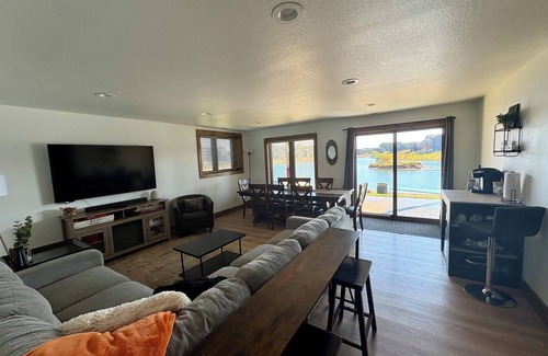 New Lisbon House | Modern 4 bedroom Lake House on Private Lake near WI Dells & Castle Rock Lake