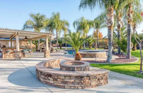 Reedley House | Modern 4-bedroom Villa w/Pool/Spa & Private Park
