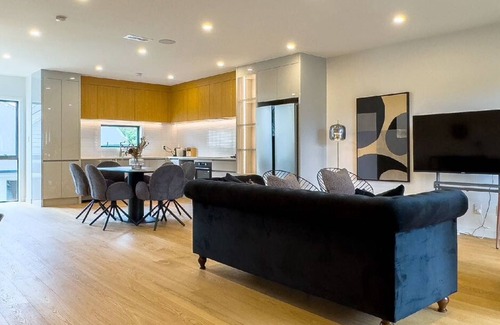 Epsom House | Modern 4 Bedrooms Townhouse in Epsom