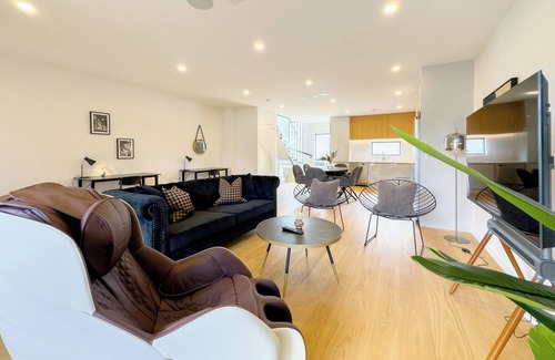 Epsom House | Modern 4 Bedrooms Townhouse in Epsom