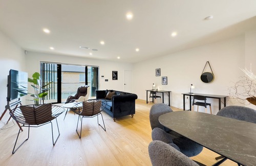 Epsom House | Modern 4 Bedrooms Townhouse in Epsom