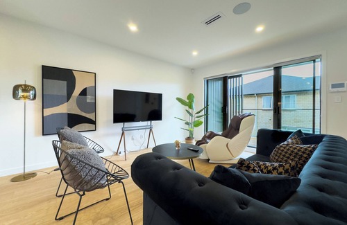 Epsom House | Modern 4 Bedrooms Townhouse in Epsom