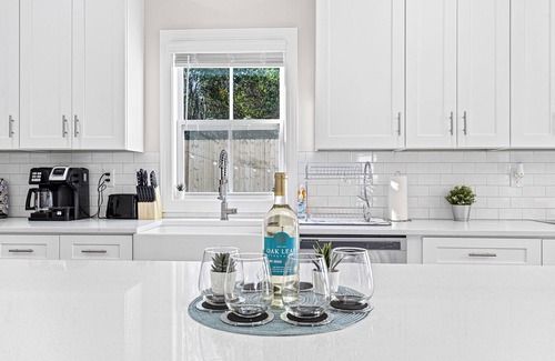 Sharonbrook House | Modern 4 BR/2.5 Bath w/wine & 5 mins to Light Rail