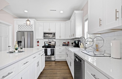 Sharonbrook House | Modern 4 BR/2.5 Bath w/wine & 5 mins to Light Rail