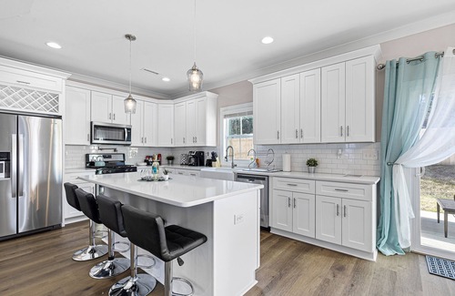 Sharonbrook House | Modern 4 BR/2.5 Bath w/wine & 5 mins to Light Rail