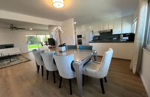 Casa Conejo House | Modern 4 King Beds, Beautiful Large Backyard, Golf, WFH, Long Stays, WI-FI, FWY, 25 mins to Beach