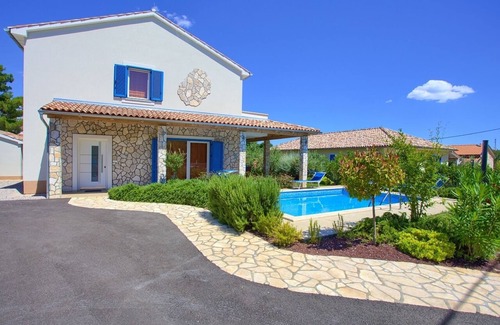 Milohnici Villa | Modern 4* villa with high-quality furnishings and private pool