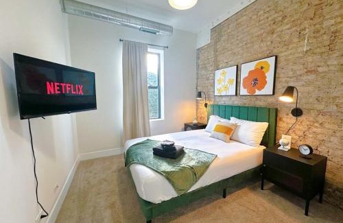 Near South Side Apartment | Modern 420- Friendly 3BR Unit Near McCormick Place, University of Illinois Chicago and Soldier Field