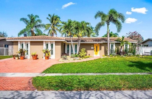 Pembroke Pines House | Modern, 4B/3B with Pool and Lake