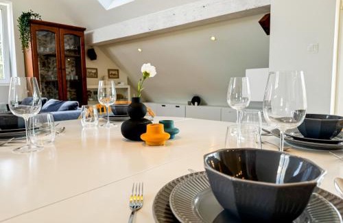 Psie Pole Apartment | Modern 4BD, 2 Balcony, Family & Work Haven! Near Park & Bus Stop
