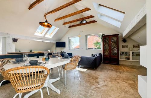 Psie Pole Apartment | Modern 4BD, 2 Balcony, Family & Work Haven! Near Park & Bus Stop
