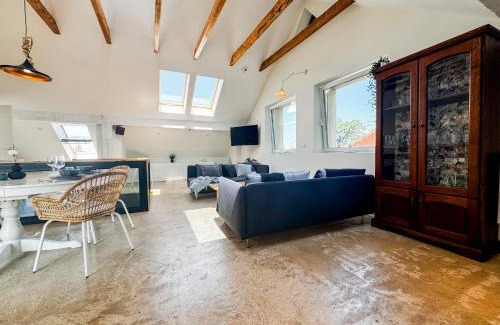 Psie Pole Apartment | Modern 4BD, 2 Balcony, Family & Work Haven! Near Park & Bus Stop
