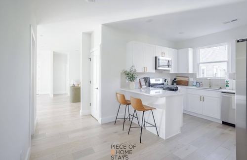 Roselawn Finance House | Modern 4Bed, 3 Baths 1st Floor King Bed by Oakley