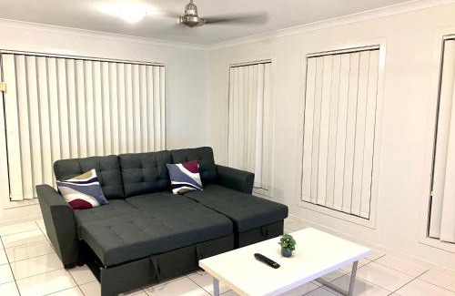 Gladstone House | Modern 4BR close to the Airport- Whole house